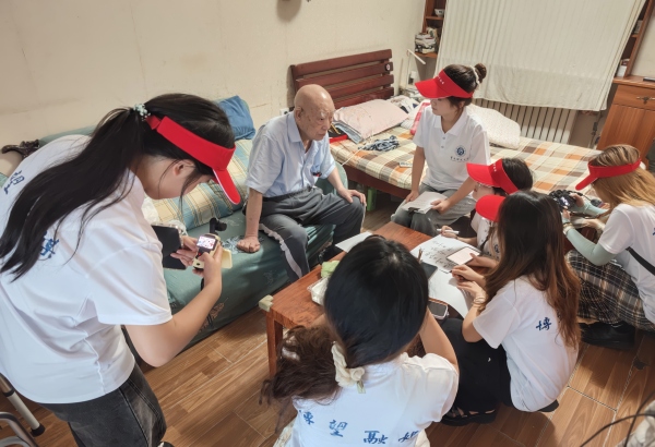 团队实地走访老一辈建校亲历者。taptap点点体育供图