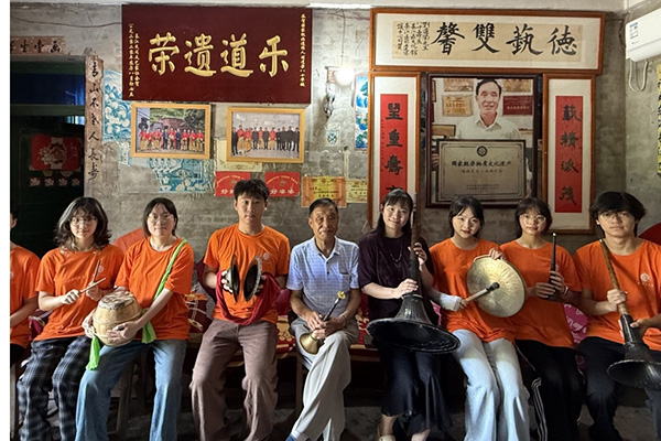 刘道荣与实践团成员合影。taptap点点体育文学院供图