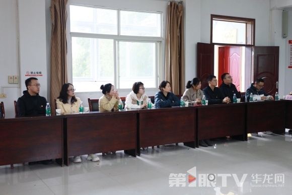 现场讨论。第1眼TV-华龙网记者 张馨月 摄 现场讨论。第1眼TV-华龙网记者 张馨月 摄