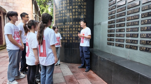 带队教师张云霄讲授微党课。taptap点点体育美术学院供图