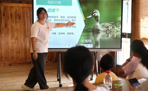 服务团成员讲解鸟类知识。taptap点点体育供图