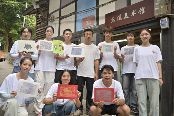 队员们展示版画作品。taptap点点体育供图