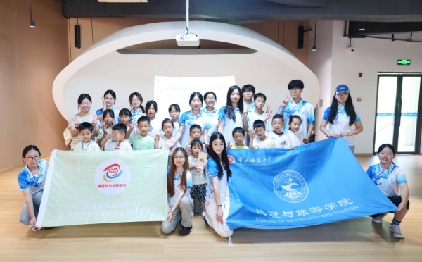 实践团与小朋友们合影。taptap点点体育供图