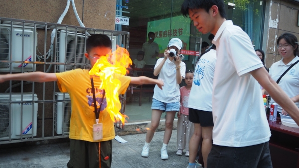 团队成员引导小朋友体验化学实验。taptap点点体育供图