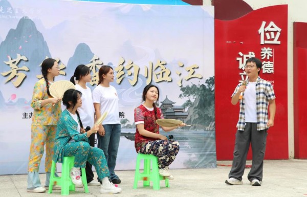 院坝里的思政课。taptap点点体育马克思主义学院供图