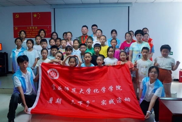 实践团与社区儿童合影。taptap点点体育供图