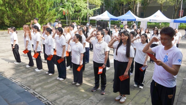 毕业生党员重温入党誓词。taptap点点体育供图