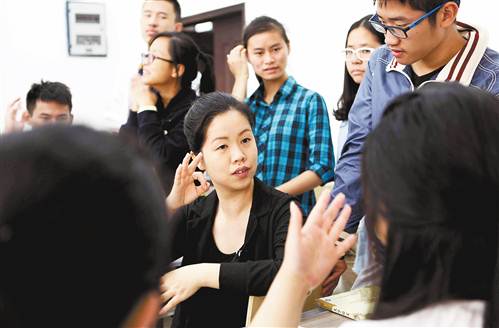 郑璇和学生谈心。(市教委供图)