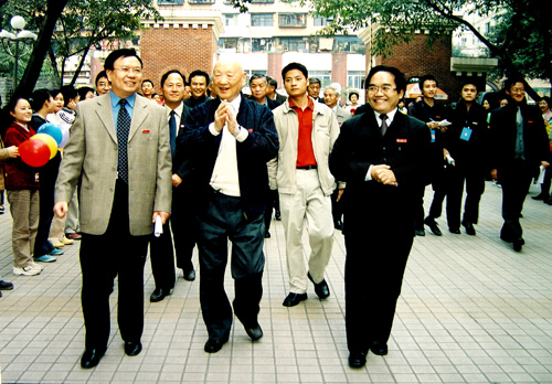 2003年10月21日,邓垦老校长在92岁高龄回校