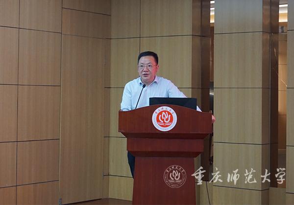 马克思主义学院院长陈洪教授主持